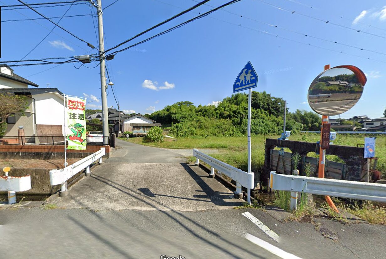 古民家TSUBAME邸の曲がり角。通学路標識とカーブミラーが目印